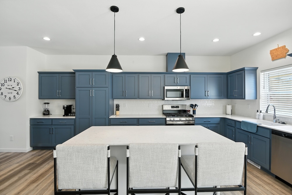 Modern Townhome Retreat In Prime Location 3 Bedroom Townhouse