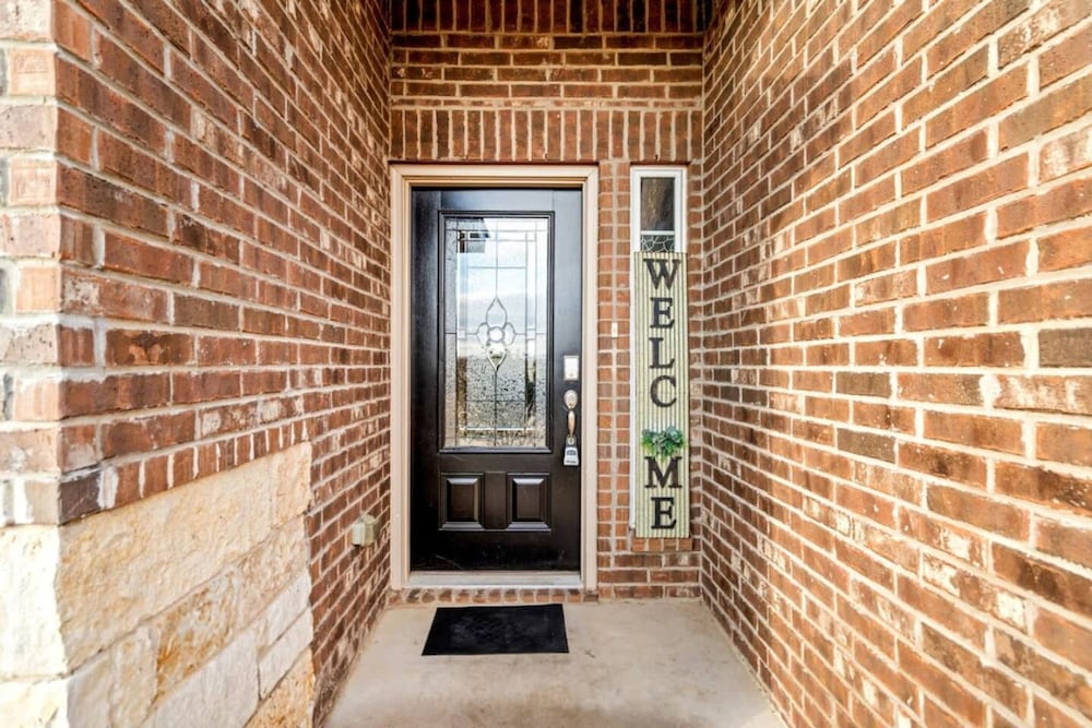 Spacious One-level Home - Calm Neighborhood Yard