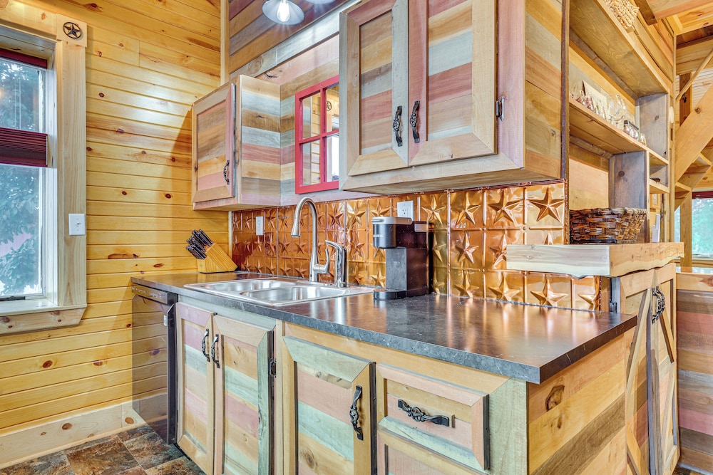 Steps to Marina & Beach: Couples Cottage in Pepin