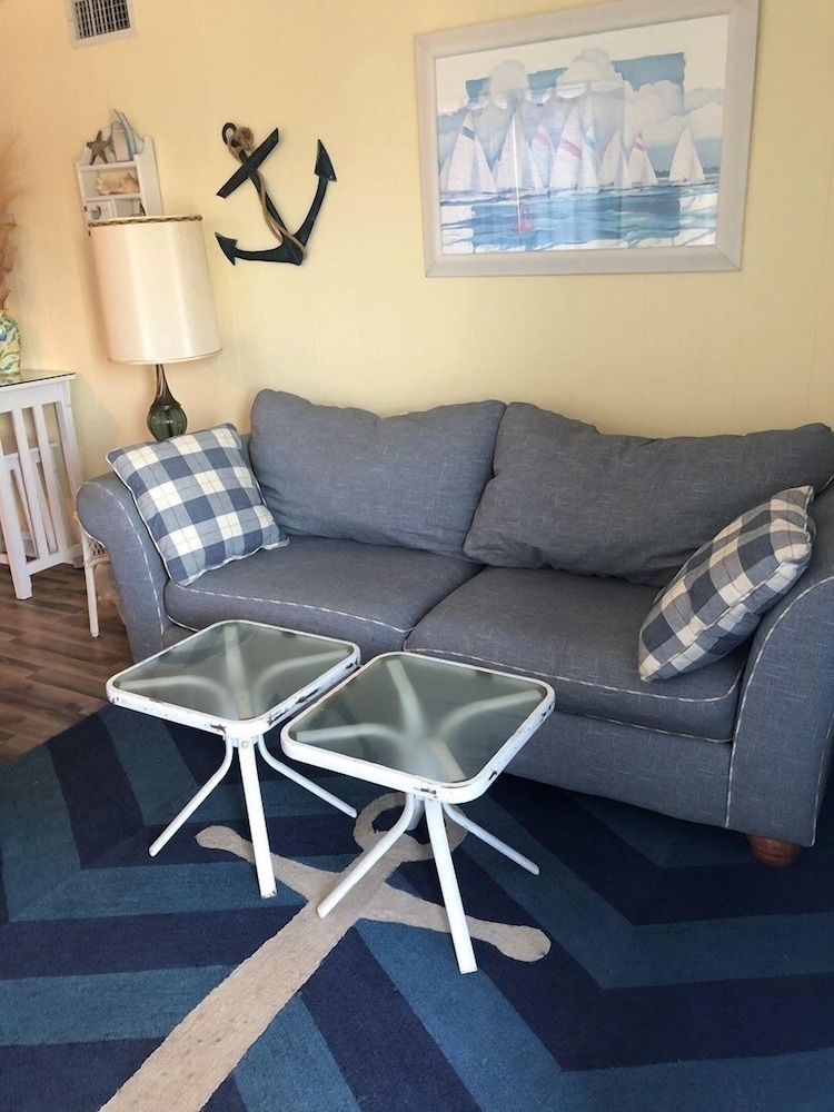 Drop Anchor - 1b 2 Bedroom Home by RedAwning