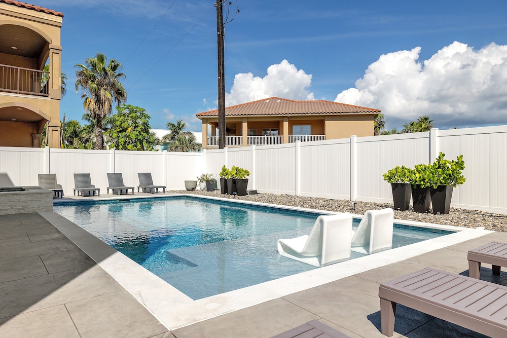 Miramar House, 120 E. Constellation 6 Bedroom Home