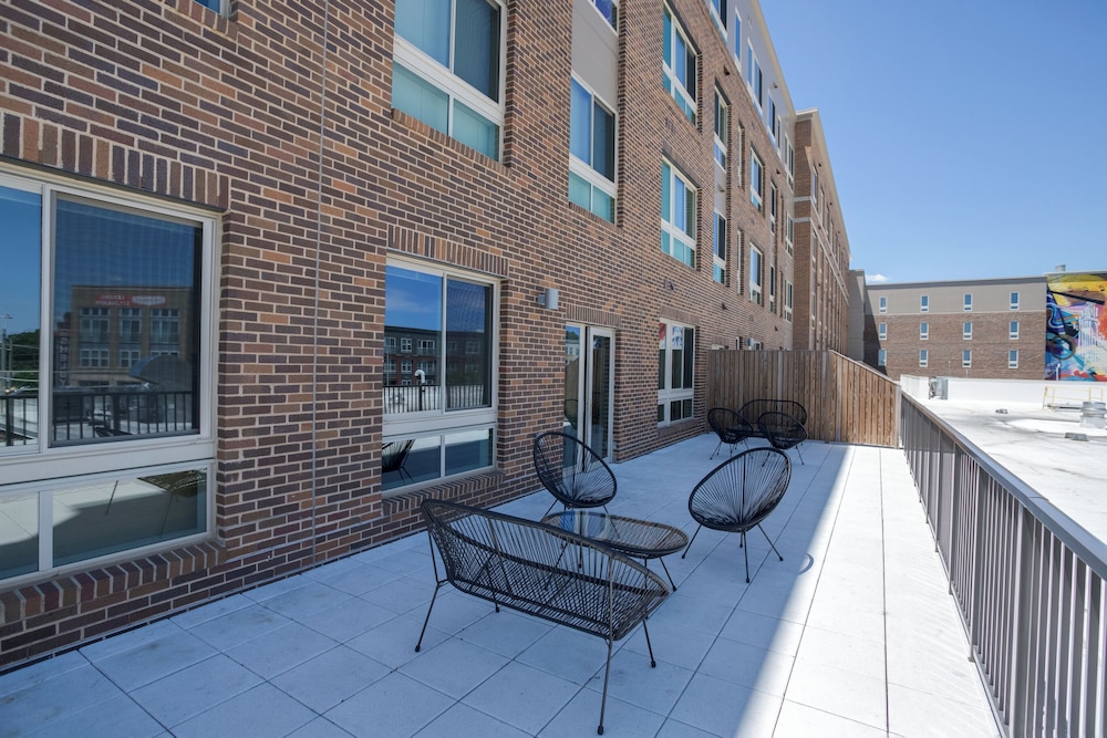 Spacious 2BR Apt with Den W Balcony
