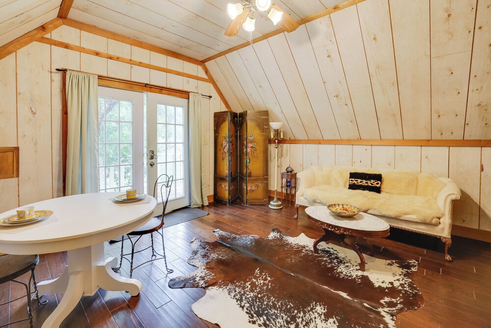 Chic 'tree House' Studio ~ 24 Mi to Bandera!