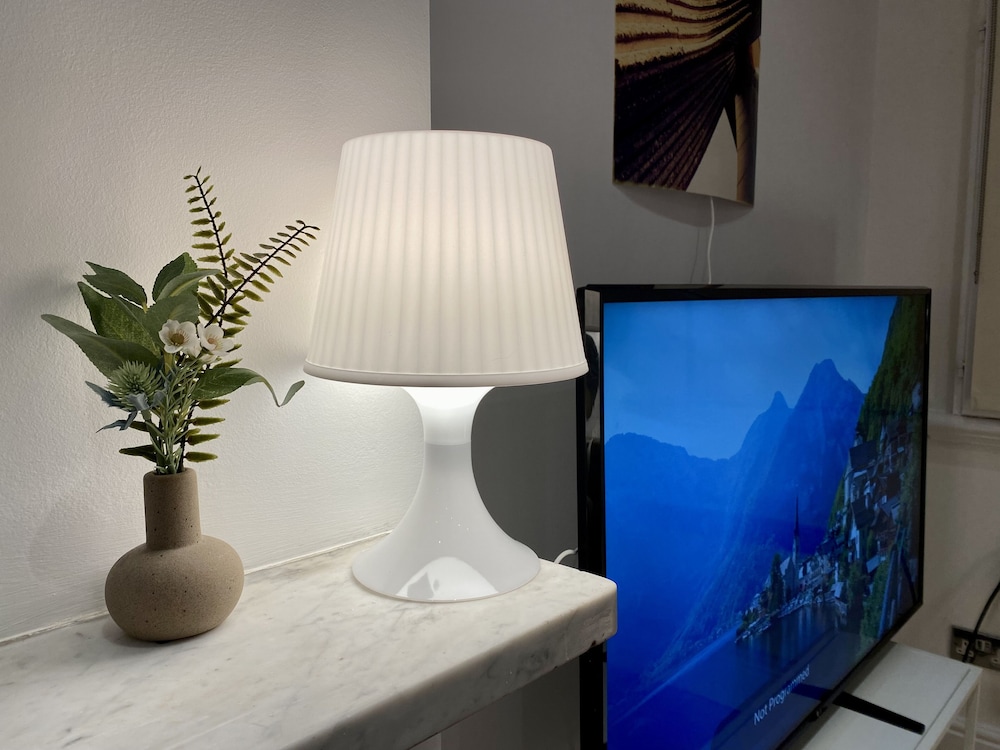 London Oasis - 2 Bedroom Apartment