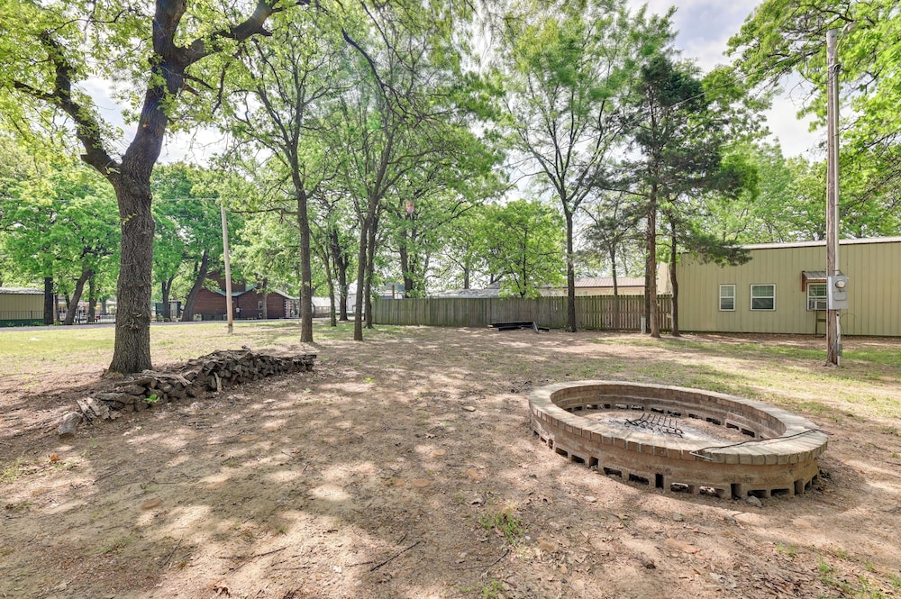 5 Blocks to Beach Access: Sanders Island Getaway!