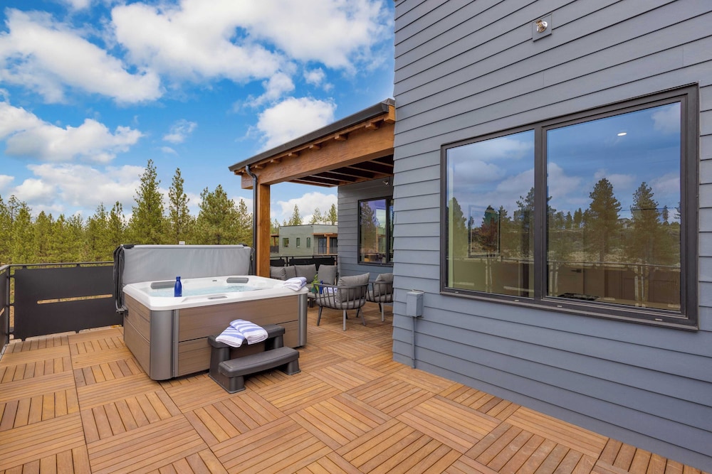2 Units Minutes to Old Bend, Deck + Hot Tub 1204 Skyline Ranch by Avantstay