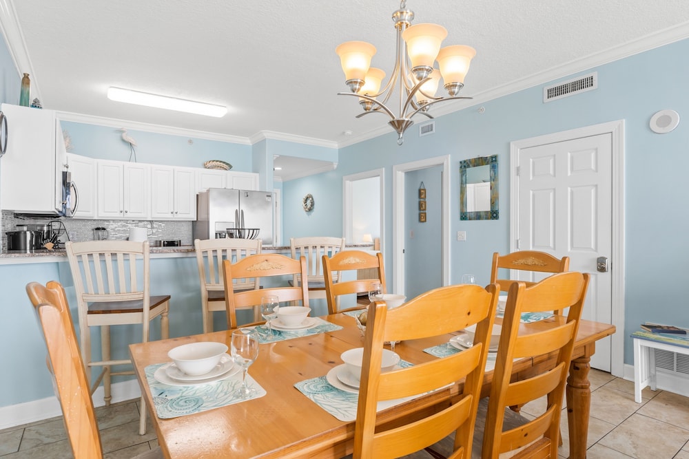 Twin Palms by Book That Condo