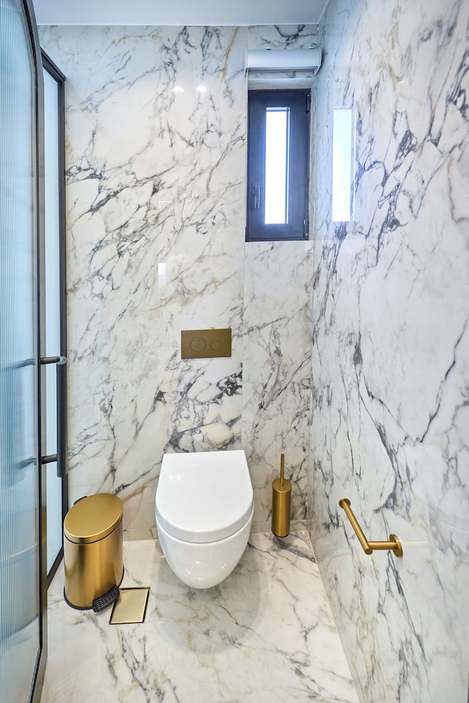 Ermou 99 Intelligent Private Suites
