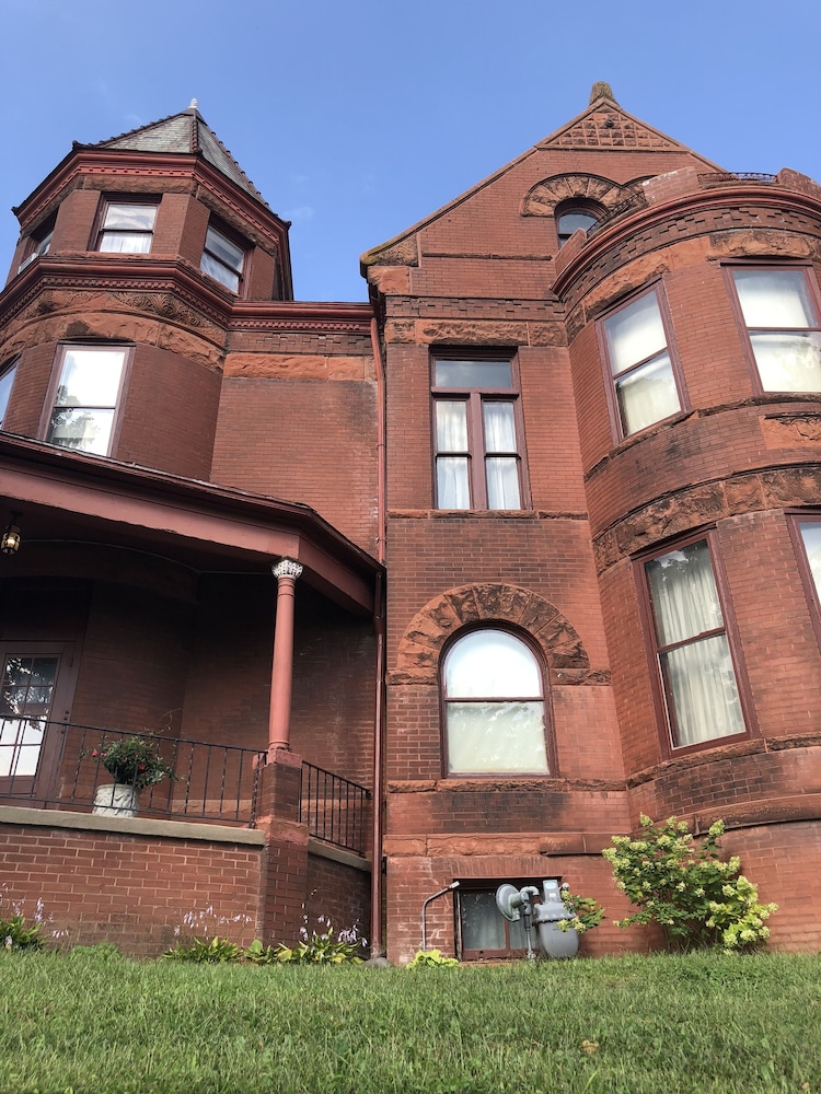 Vineyard Mansion & Carriage House Bed & Breakfast