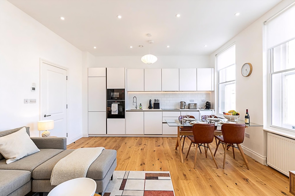 Stylish Chelsea Escape With Private Outdoor Oasis!