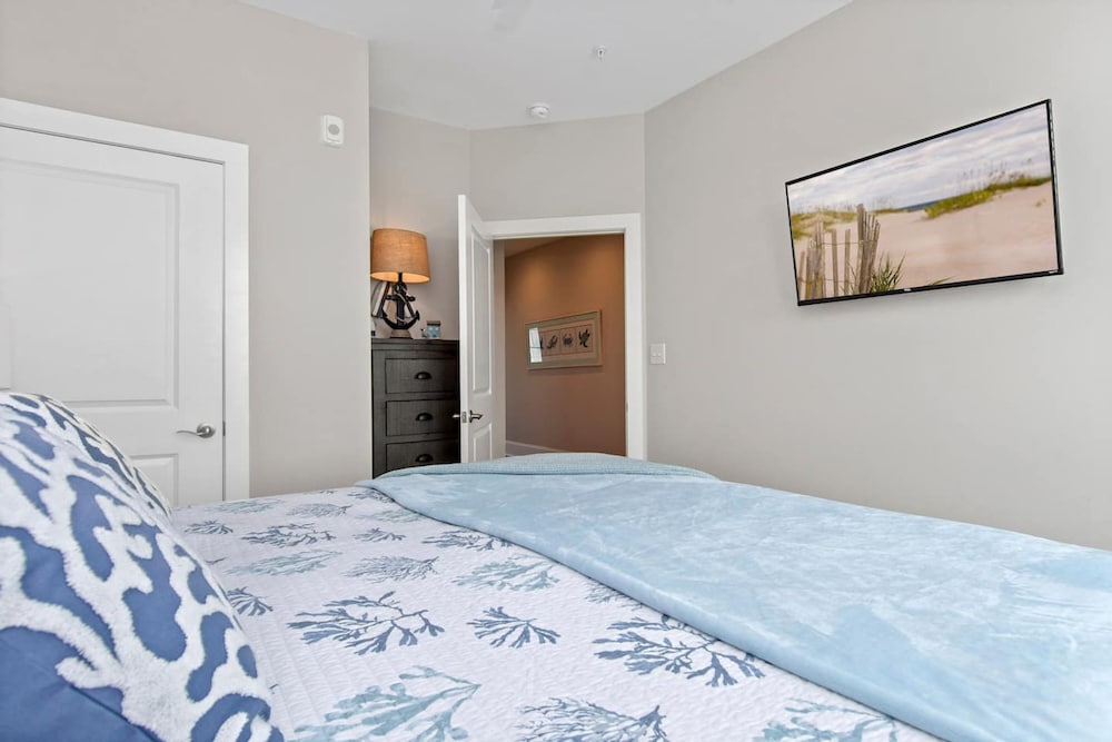 Luxury Beach Condo 5 Min Walk to Beach Shops