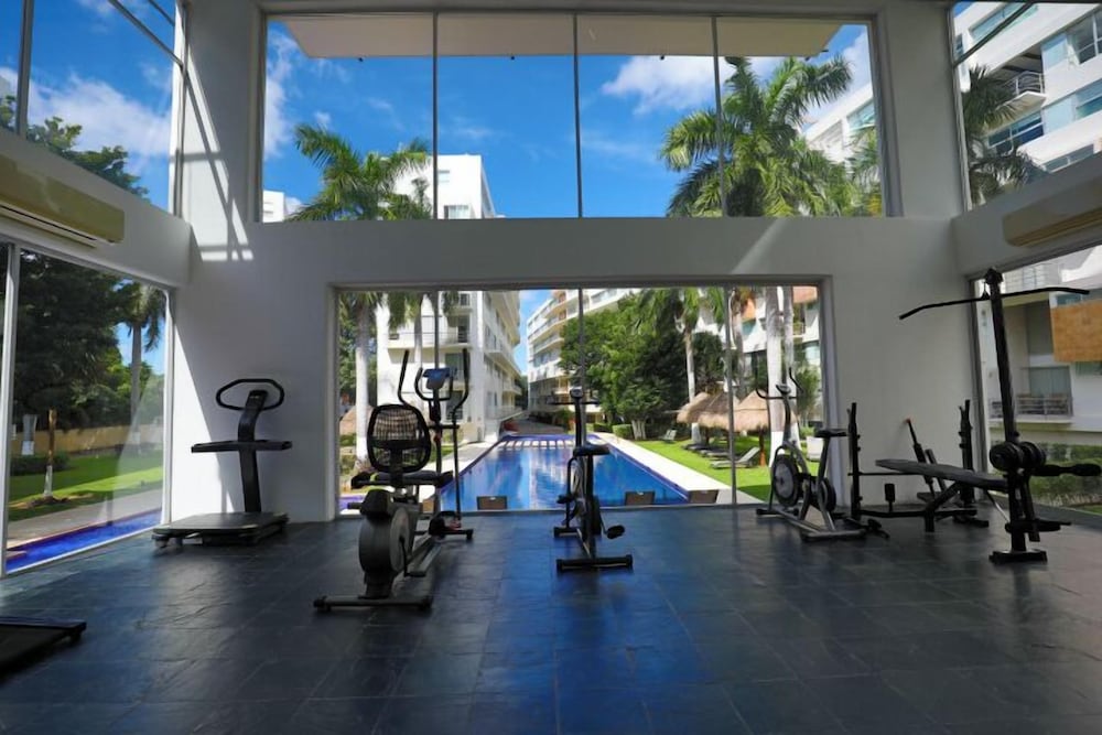 Spacious Condo with Gym & Pool Cancun