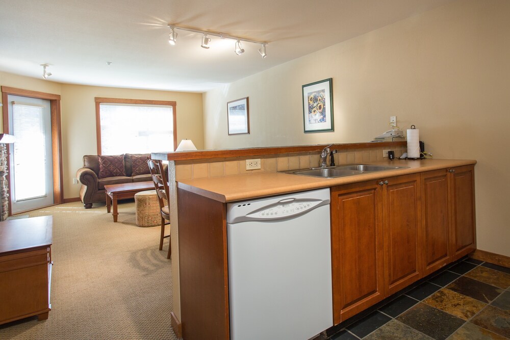 3316 - One Bedroom + Den Standard Powderhorn Lodge 1 Condo by RedAwning view 4