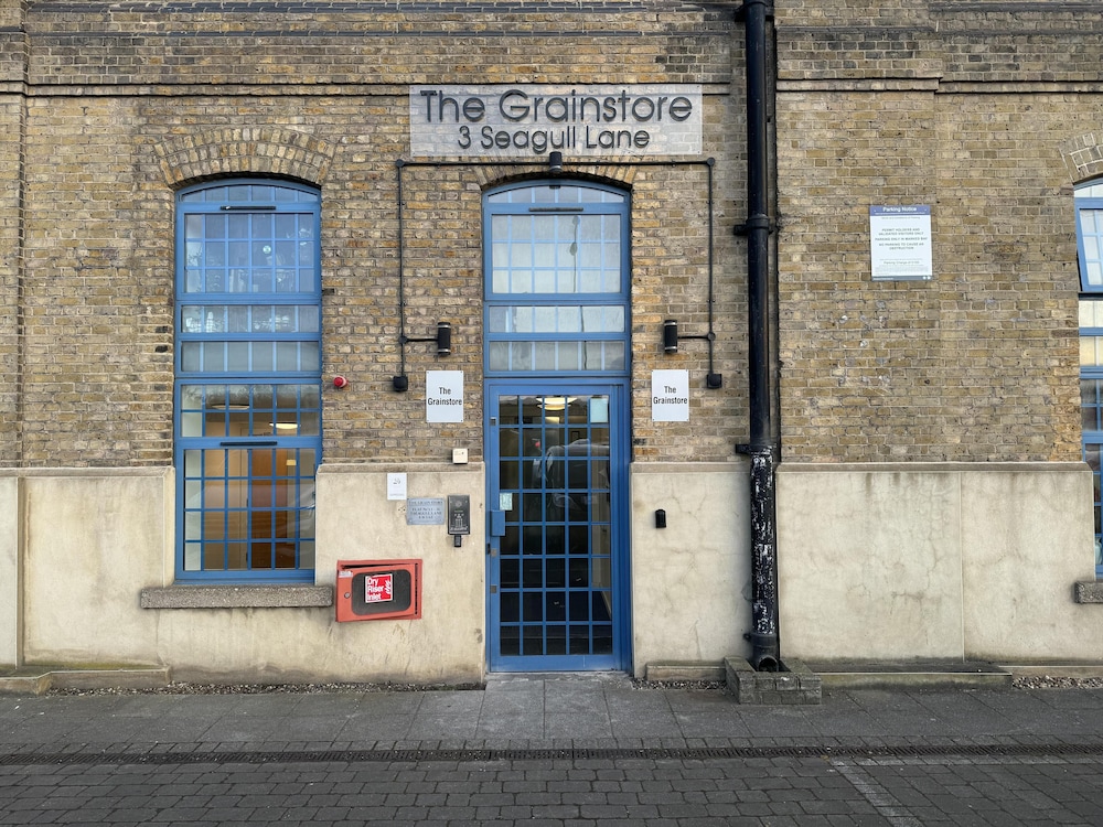 Luxury Loft Style 2 Bed Apartment Next to Excel/o2