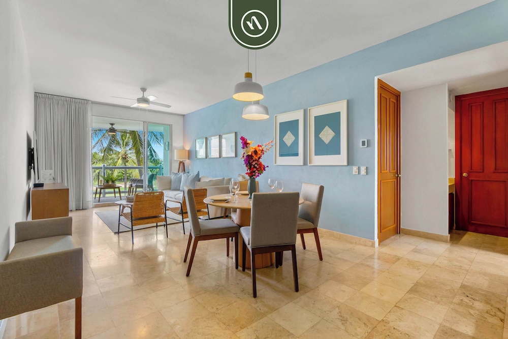 Stylish 2 BR Condo - Pools - Golf - Membership