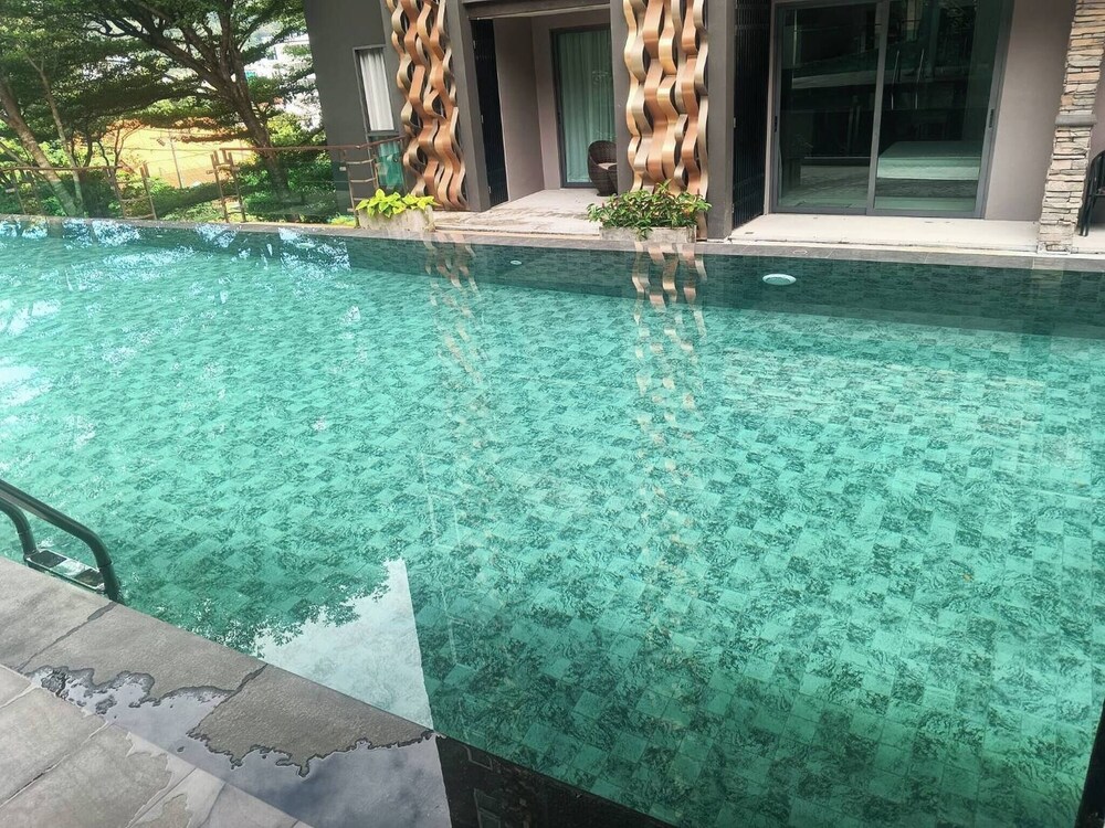 Emerald 307 - Studio With Balcony and Shared Pool