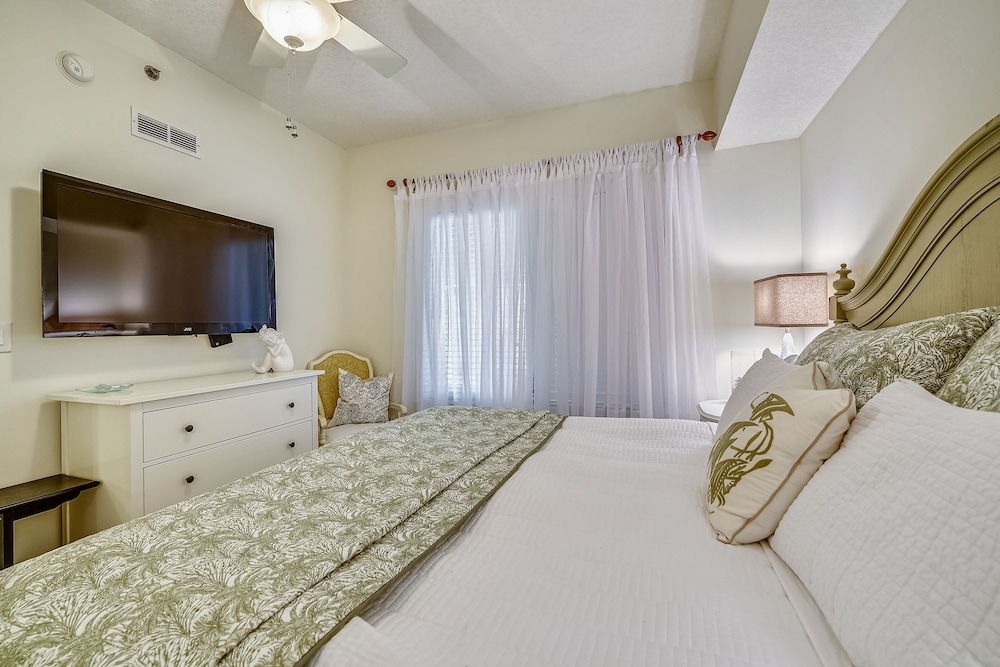 Grand Panama Beach Resort by Book That Condo
