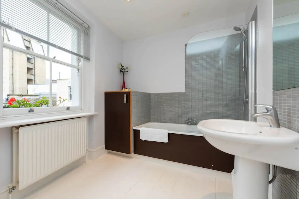 2 Bedroom 2 Bathroom Victorian Maisonette in Barbican