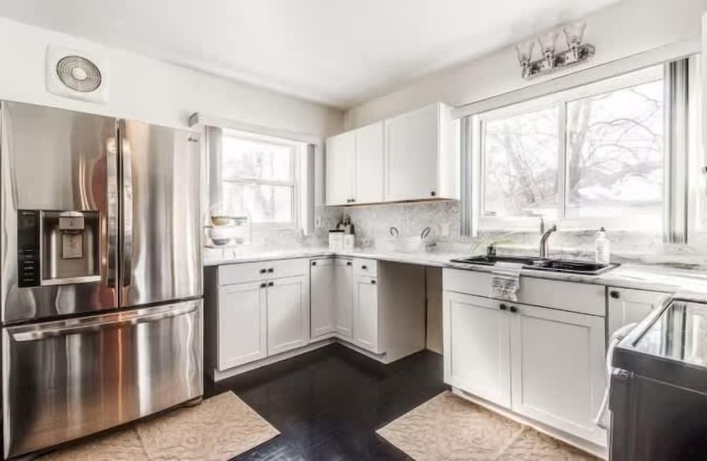 Spacious 5br Sleeps 10 University District 5 Bedroom Home