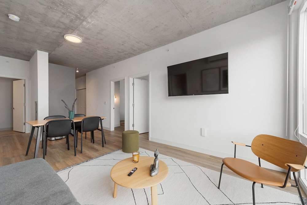 4BR Group Retreat Near Lincoln Park