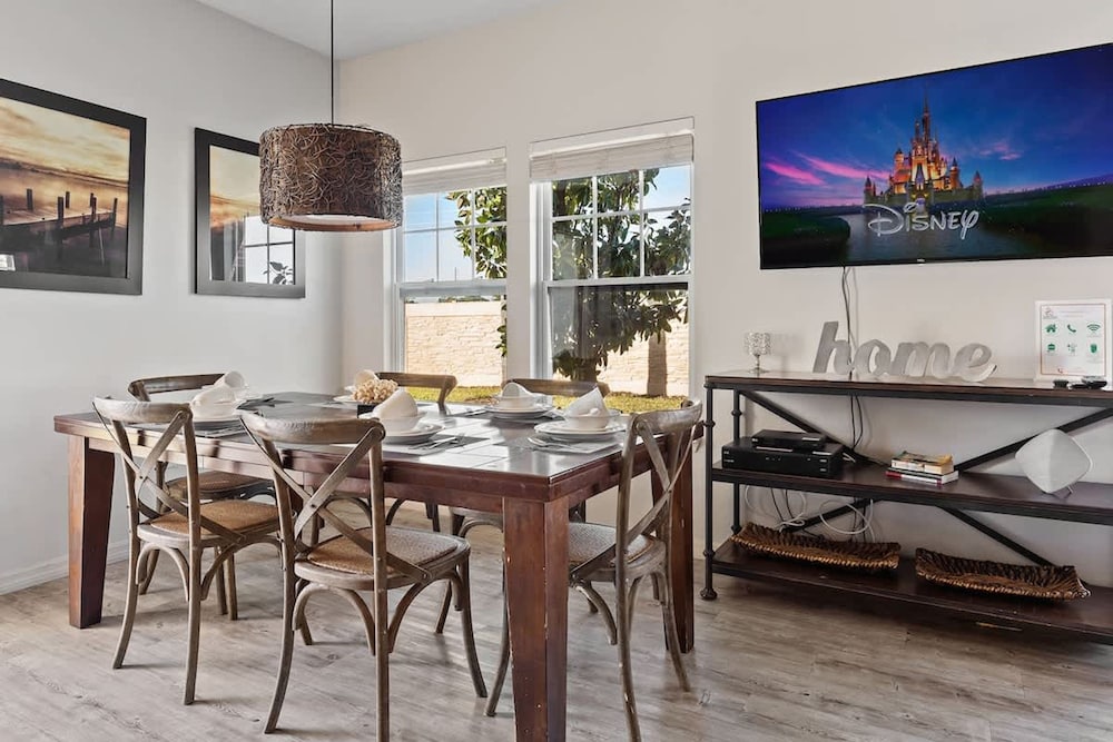 Modern Decor at West Lucaya 4 BR Wl8989