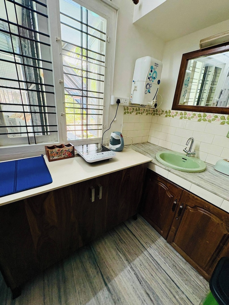The Haven by Oshara Modern Kerala 3bhk AC Wifi Family Near Fort Kochi Parking