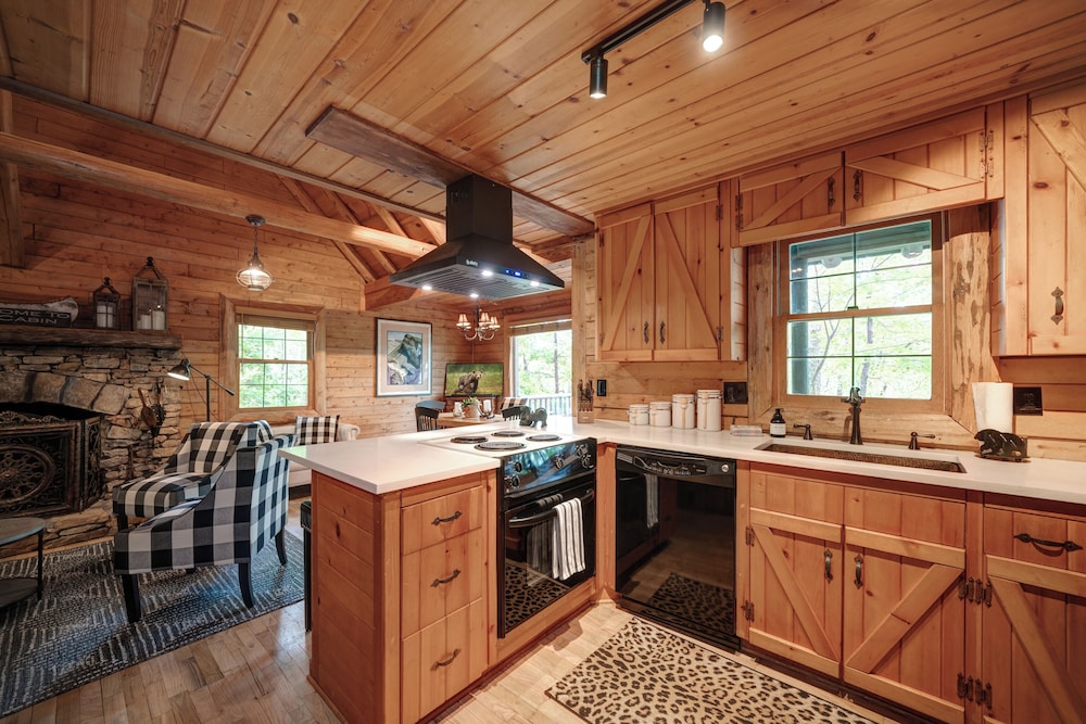 The Guest House Historic Cabin in Big Canoe