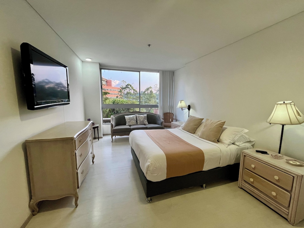 Room in B&B - Suite in Portanova Hotel- Near Airport