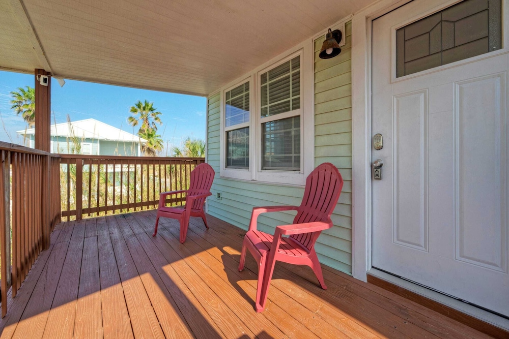 2-unit Home in Golf Cart Zone w/ Patio + Balcony Salty Sunshine: Multi-family Retreat