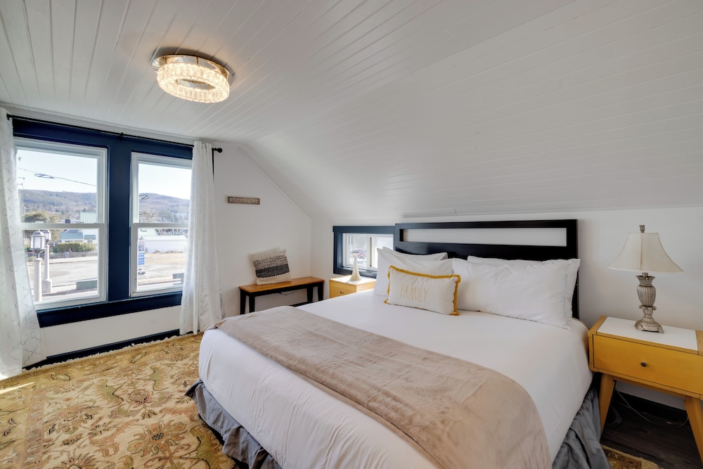 Fire Pit & River View: Serene Stay in Seaside!