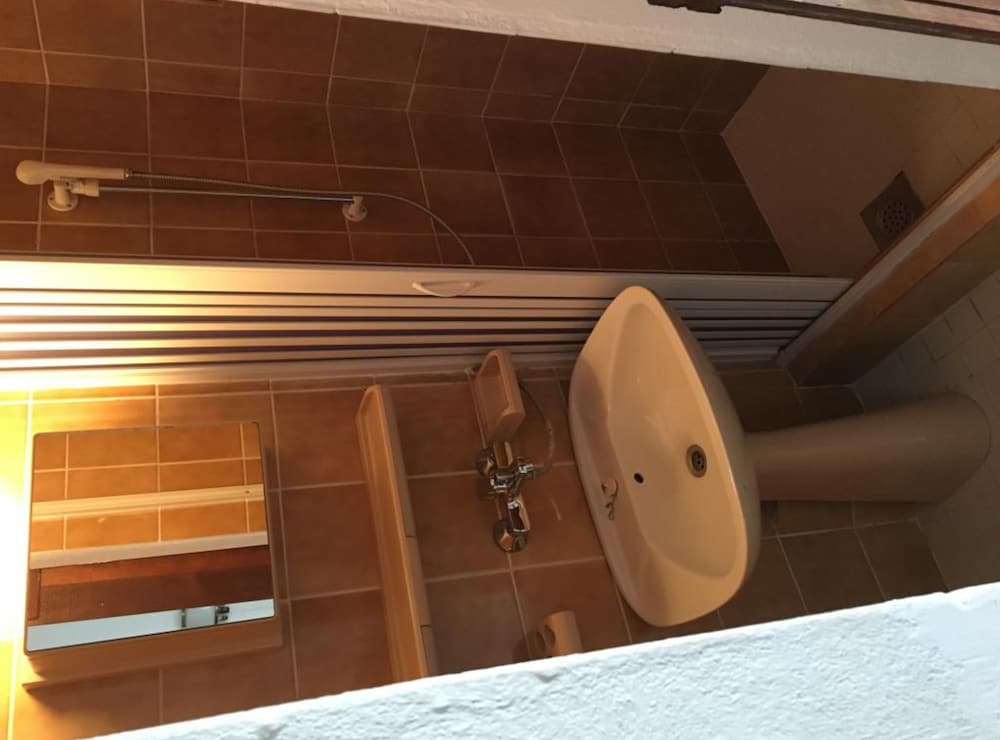 Comfortable Budva Rooms With Easy Access to Sveti Stefan
