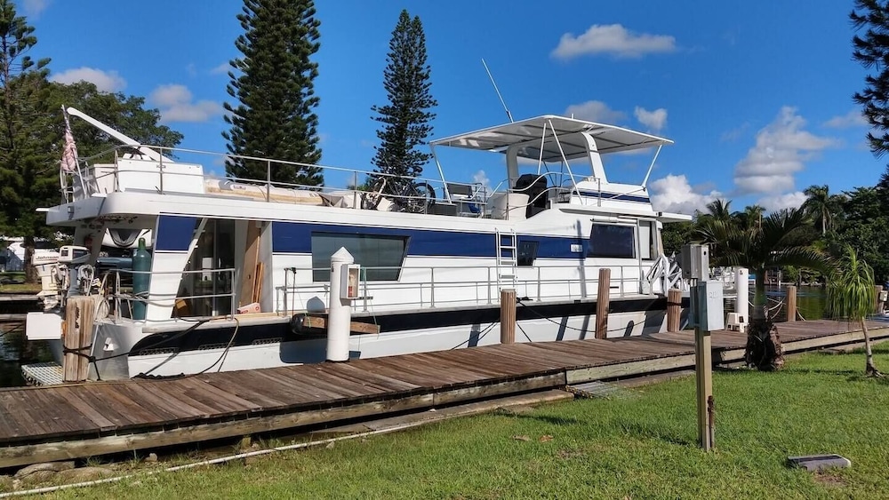 62' Yacht M/v Possibilities On Wide Private Canal 3 Bedroom Houseboat
