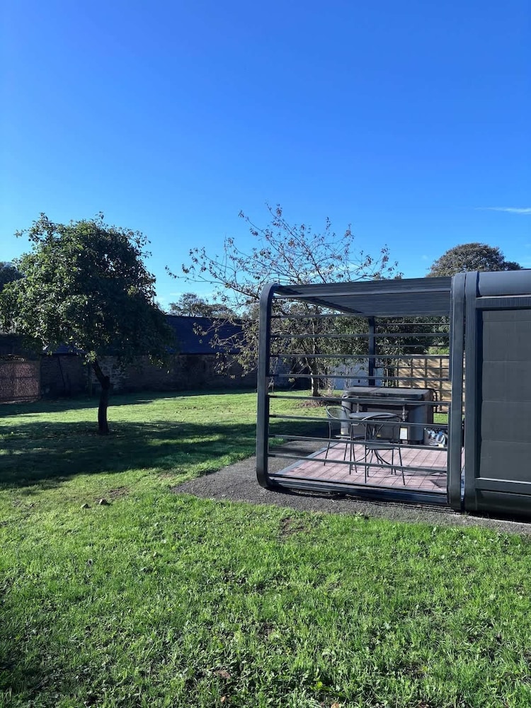Glamping Pod With Hot Tub in Orchard