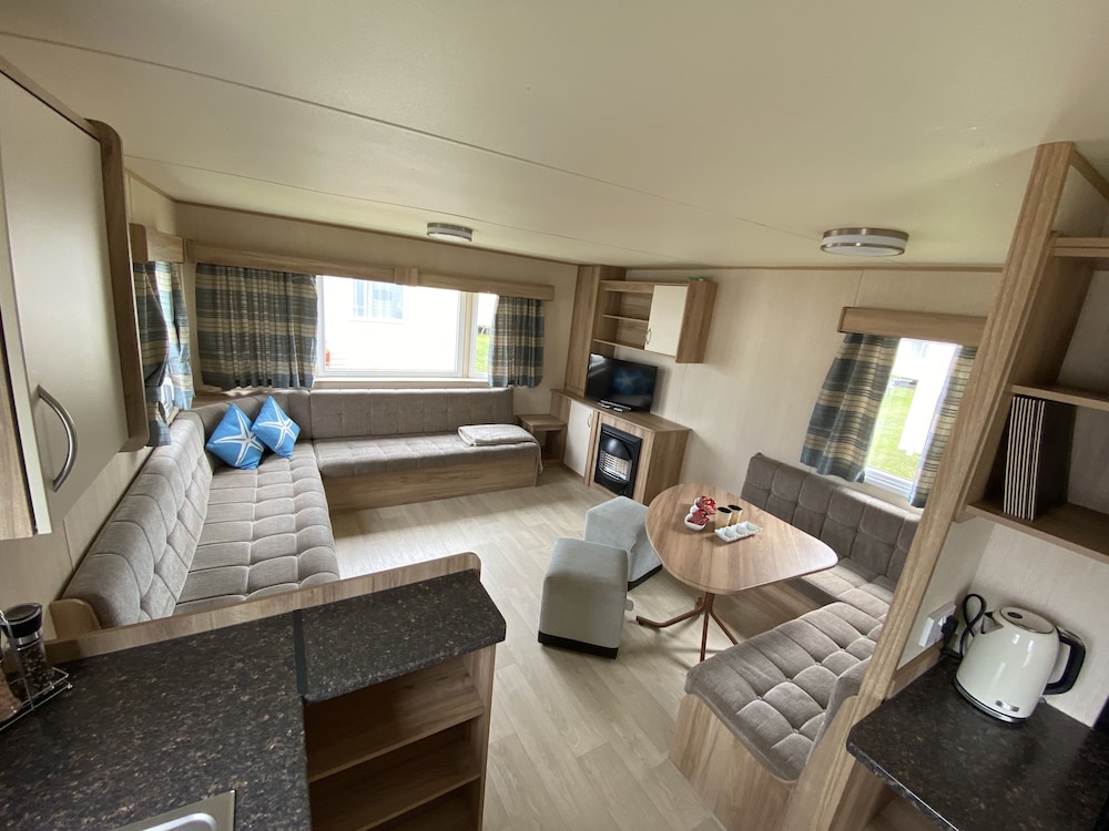 3 Bed 8 Berth Caravan in California Cliffs - D53 view 5