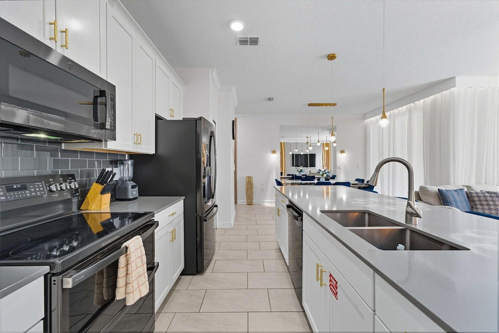 Chic & Fun Family Stay 10 Mins to Disney