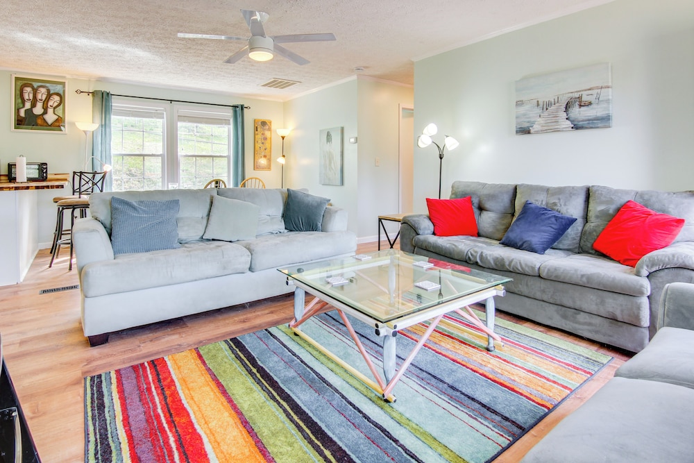 6 Mi to Blue Ridge Parkway: Home w/ Deck & Views!