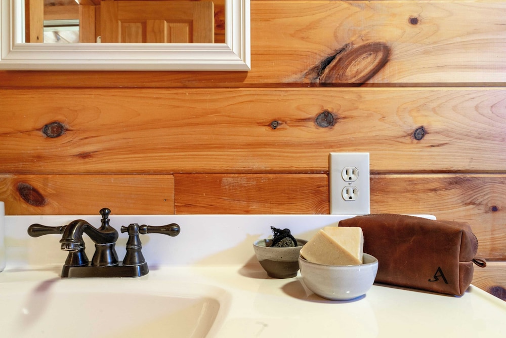 Secluded w/ Deck Views, Hot Tub, & Ping Pong Hudson in the Berks by Avantstay