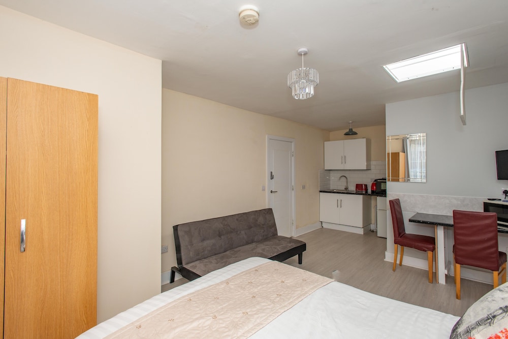 Newly Refurbished Studio, 20 Mins to London Bridge view 5
