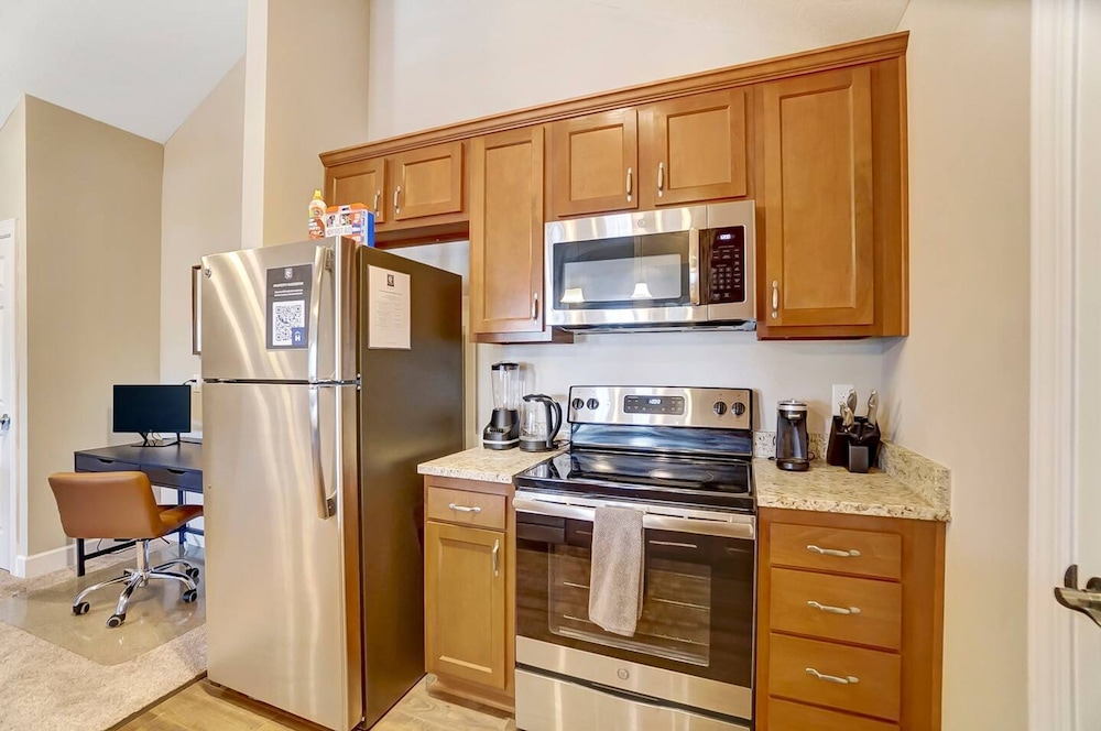King Bed Top Floor Washer Dryer Balcony Wifi