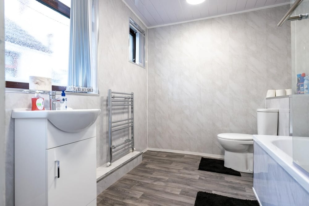 4-bedroom- Stoke-on-trent Sleeps 8- pet Friendly