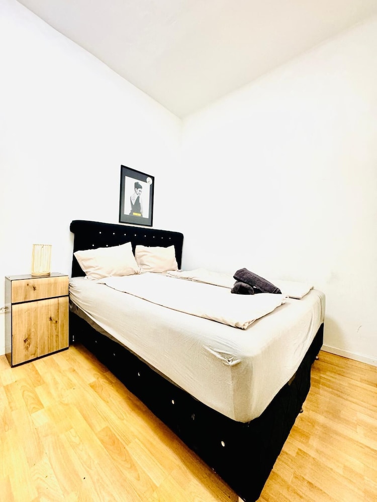 Urban 10BR Retreat Near Rathausplatz