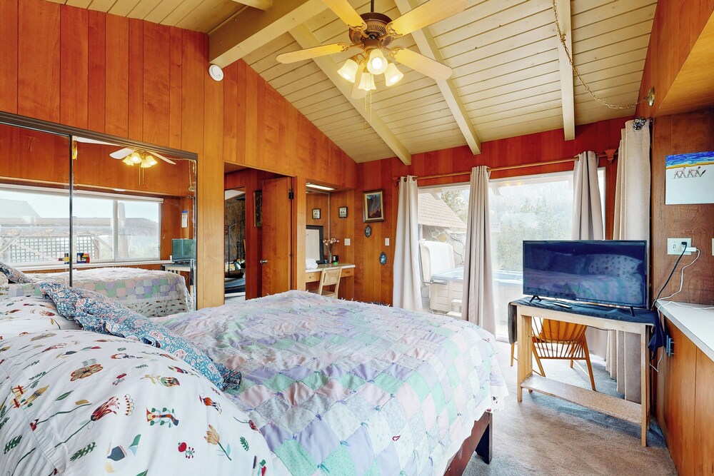Mountain & Lake View Dog-friendly Retreat