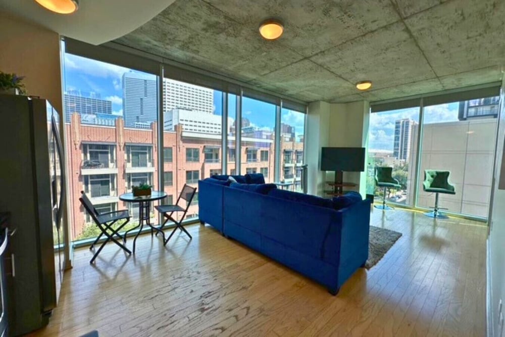 Downtown High Rise w Skyline Views Rooftop Pool