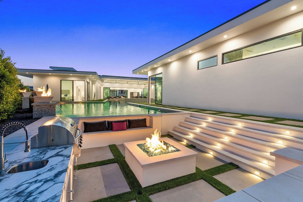Sleeps 23 Pool, Hot Tub & Putting Green Minutes to Golf & Dining Bravo Villa #7 by Avantstay