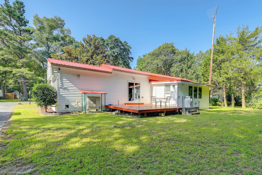 12 Mi to Dtwn Lewes & Beach: Delaware Home w/ Deck