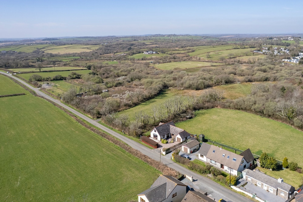 Honeyfield Lodge - Spacious Cottage Rural Views