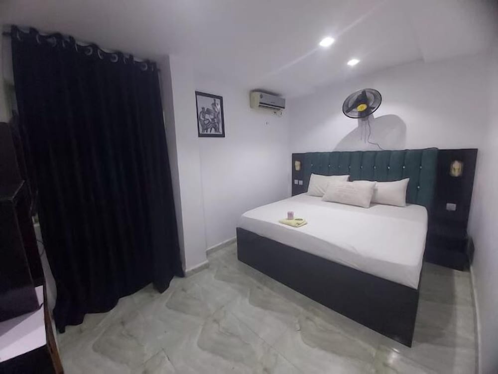 De - Calmcity Guest House