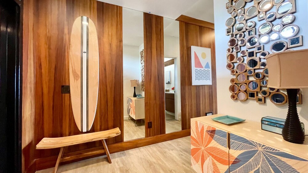 Sophisticated Oceanfront Retreat - Air-conditioned - Walk to Beach - Vrkcv