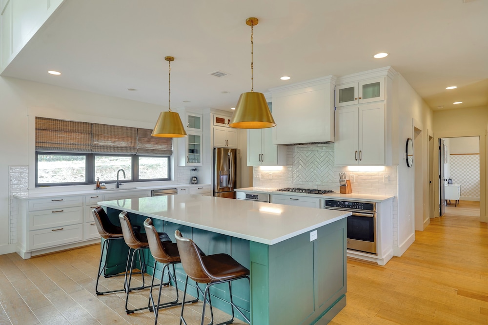 Nat'l Forest Access & Mtn Views: Family Eagar Home