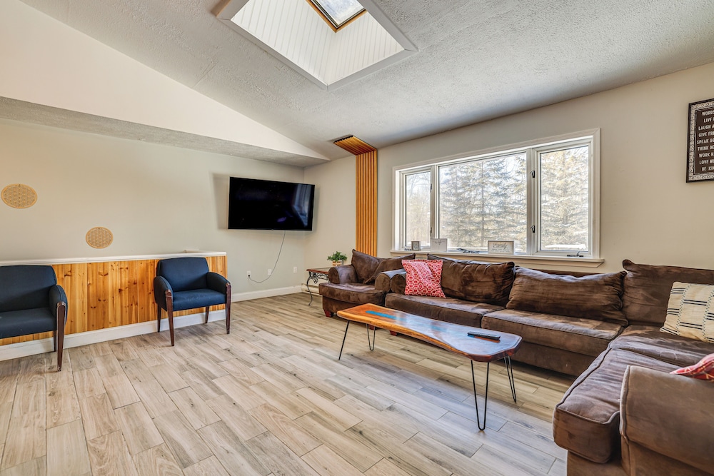 15 Mi to Ski Big Bear: Gem w/ Deck & Game Room
